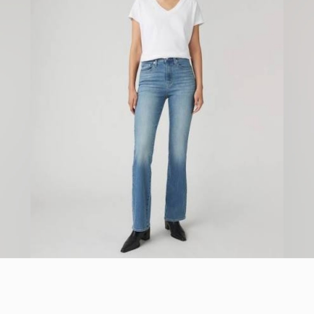 🔥6 FOR $25!🔥Levi's! Light Blue Flare Women's Jeans